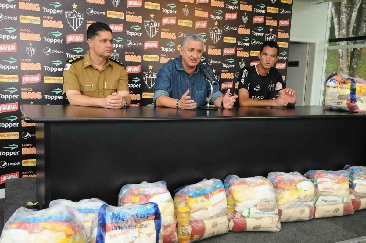 O coronel Luis Carlos Dias Martins, chefe do Gabinete do Governador e Coordenador da Defesa Civil, o diretor de Futebol do Atltico, Eduardo Maluf, o jogador Rever falam das doaes de 1.700 cestas bsicas para pessoas carentes 
