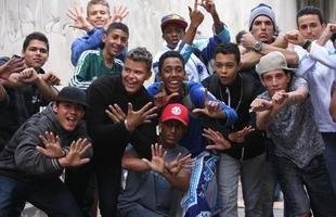 Imagens da fila de cruzeirenses por ingressos no Barro Preto