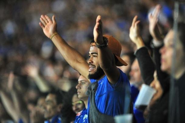 Torcida do Cruzeiro foi da esperana  decepo no Mineiro diante do River Plate