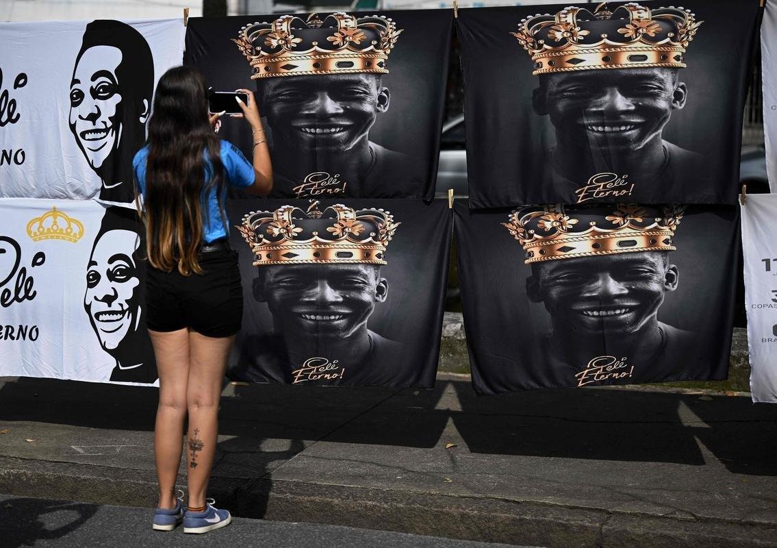 Os ltimos momentos do velrio de Pel, na Vila Belmiro, estdio do Santos. 