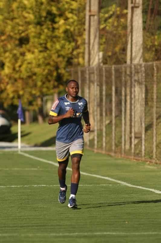 Atacante Sass trabalhou com elenco do Cruzeiro nesta tera-feira e foi apresentado como reforo