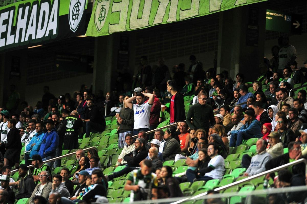 Fotos de mais uma derrota do Amrica na Srie B; Coelho foi superado no Independncia pelo Atltico-GO, por 1 a 0. Gol do rubro-negro goiano foi de Jorginho