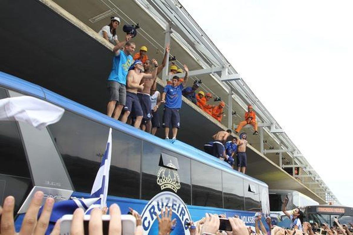 Na chegada ao Aeroporto de Confins, jogadores do Cruzeiro, campees brasileiros, fizeram festa com a torcida e at subiram no teto do nibus do clube