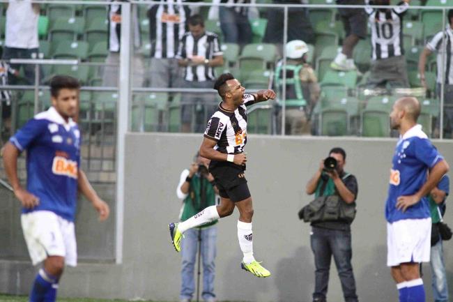 13/10/2013 - Atltico 1 x 0 Cruzeiro (Campeonato Brasileiro) - No primeiro clssico sem expulso no novo Independncia, o Galo levou a melhor sobre o Cruzeiro. Em jogo equilibrado, Fernandinho marcou um golao no segundo tempo e garantiu o triunfo atleticano.