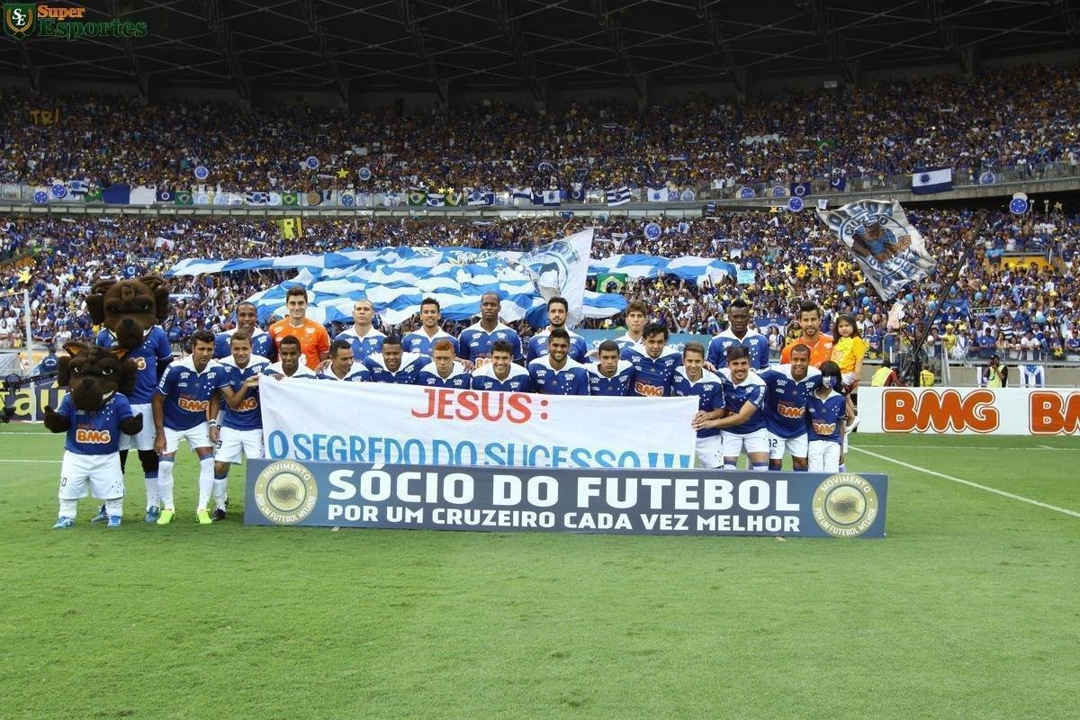 Time do Cruzeiro tricampeo brasileiro, em 2013. Foto tirada no jogo das faixas, contra o Bahia, vlido pela 37 rodada. De p: Fbio. Nilton, Henrique, Leo, Ricardo Goulart, Lucas Silva, Bruno Rodrigo, Souza, Ded, Borges, Jlio Baptista, Rafael e Dagoberto. Agachados: Leandro Guerreiro, Tinga, Everton, Vincius Arajo, lber, Egdio, Luan, Lucca, Everton Ribeiro, Willian e Cear