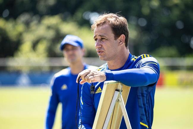 Cruzeiro estreou camisa de treino amarela durante atividade neste domingo (28/03). Uniforme da comisso tcnica  na cor azul.