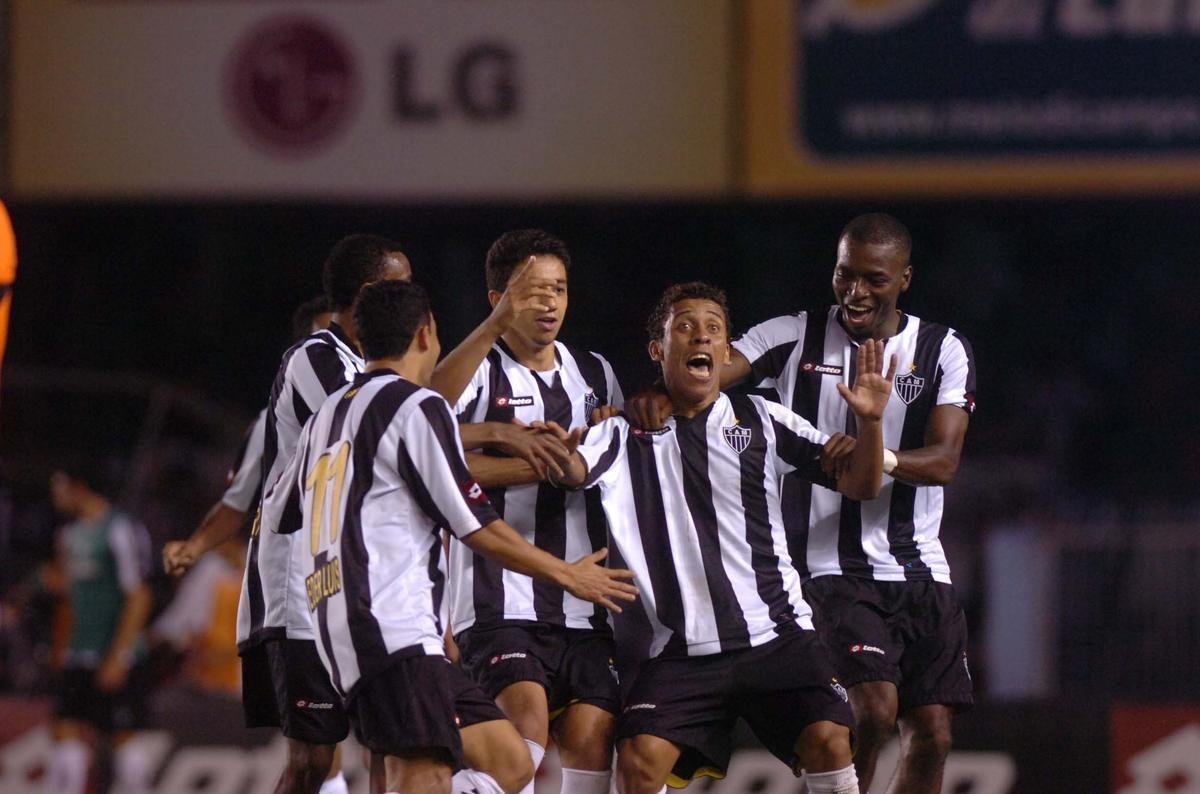 Rentera (primeiro da direita para a esquerda) - Depois de se destacar no Internacional, Rentera rodou por Portugal e Frana. Em 2009, assinou com o Atltico, mas o desempenho no convenceu torcedores e dirigentes. Na estreia, substituiu o dolo e artilheiro Diego Tardelli, que estava fora da partida, mas no ajudou o Galo a sair com a vitria. No fim, empate em 2 a 2 com o Ava, no Mineiro. Ele no participou das jogadas dos gols.