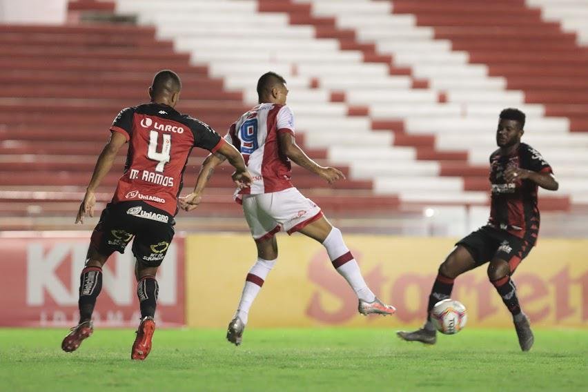 Nutico pressiona na segunda etapa, mas no consegue marcar gol em casa e fica no 0 a 0 com o Vitria. Alvirrubros ao menos impediram crescimento de sequncias de derrotas diante de rival direto na briga contra o rebaixamento