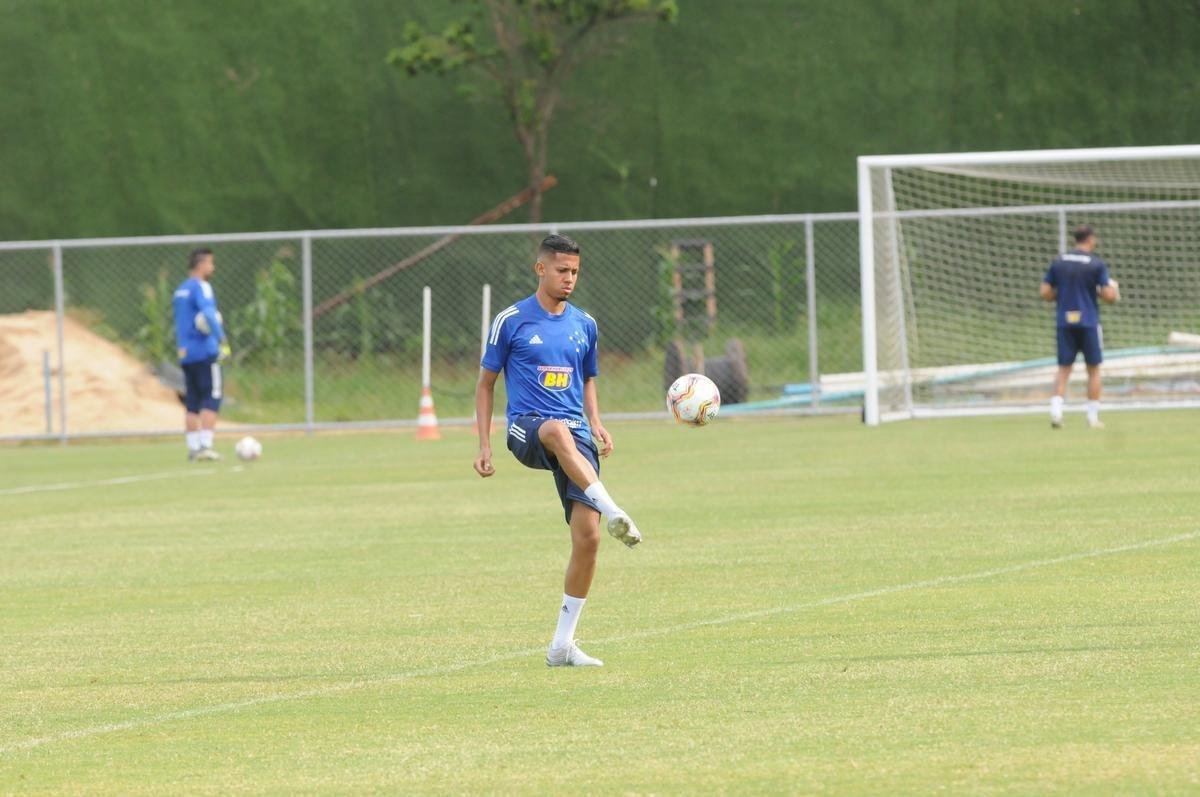 Weverton -  reserva de Aderlan no elenco do Bragantino, que adquiriu seus direitos por cerca de R$ 4 milhes. Aos 21 anos, o lateral-direito foi titular em apenas dois dos 11 jogos que disputou pelo clube paulista.