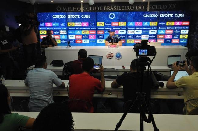 Dia movimentado na Toca: coletiva de Pezzolano, retorno da imprensa ao CT e treino em campo