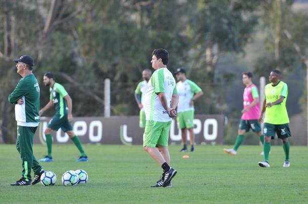Depois de reunio com elenco e diretoria, Adilson Batista observou treino comandado por Drubscky no Amrica