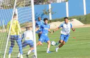 Cruzeiro fez nesta segunda-feira  tarde, na Toca da Raposa II, o ltimo treino em Belo Horizonte antes da partida contra o Internacional, quarta, no Beira-Rio, pela semifinal da Copa do Brasil. O tcnico Rogrio Ceni deve escalar Fbio; Edilson, Ded, Fabrcio Bruno (Leo) e Egdio (Dod); Henrique e Robinho; Marquinhos Gabriel; Thiago Neves e David; Pedro Rocha. Servindo  Seleo Colombiana, Orejuela est fora do jogo.