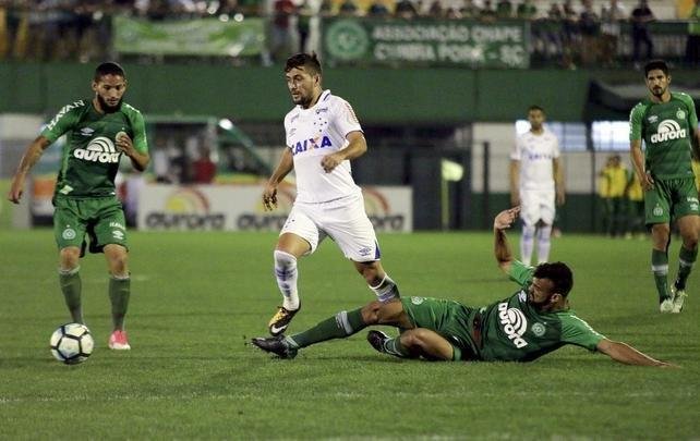 Cruzeiro visitou a Chape na Arena Cond e arrancou vitria por 2 a 1 pelo Brasileiro