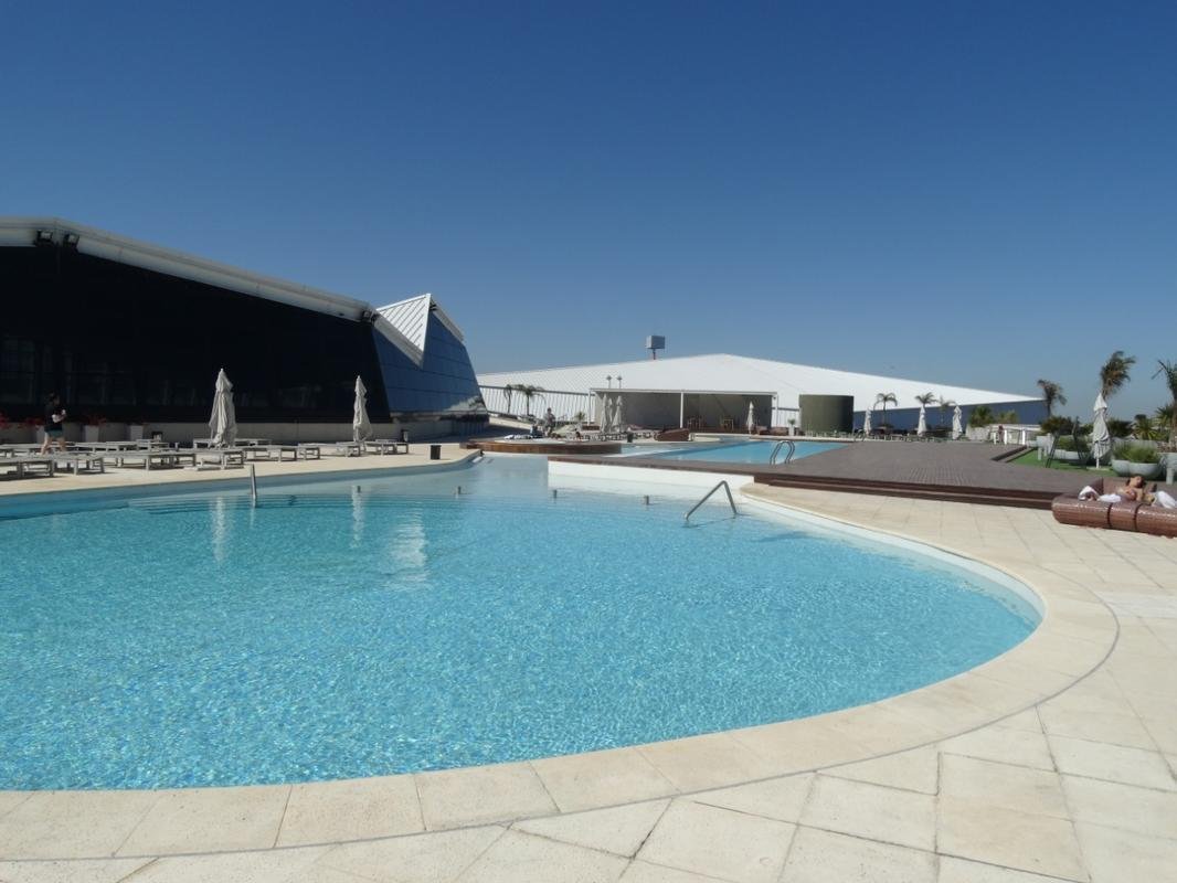 O hotel que abriga o Atltico tem cassino, shopping, spa, piscina, academia e quadras