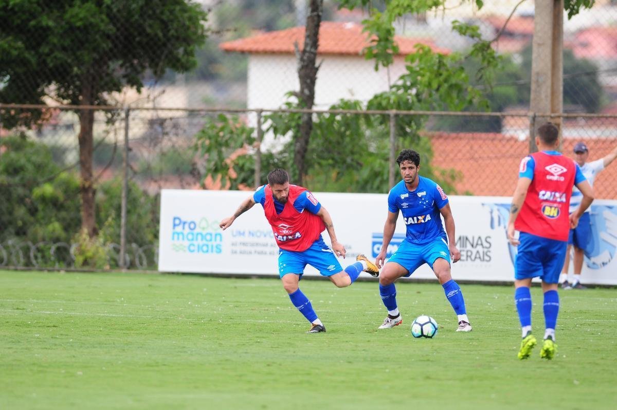 Com presena da torcida, Cruzeiro seguiu preparao para jogo contra o Fluminense, no Mineiro. Nesta sexta, Mano definiu Lucas Silva como substituto de Henrique, suspenso. O zagueiro Leo treinou normalmente aps se recuperar de leso e ser relacionado. 