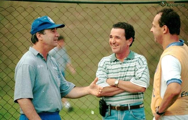 Em 1996, tcnico Levir Culpi chegou ao Cruzeiro e sugeriu mudanas na Toca da Raposa I para dar mais privacidade a atletas e comisso tcnica. Jardins passaram a limitar a passagem de jornalistas pela regio dos vestirios e tambm a impedir o acesso aos campos de treinamento