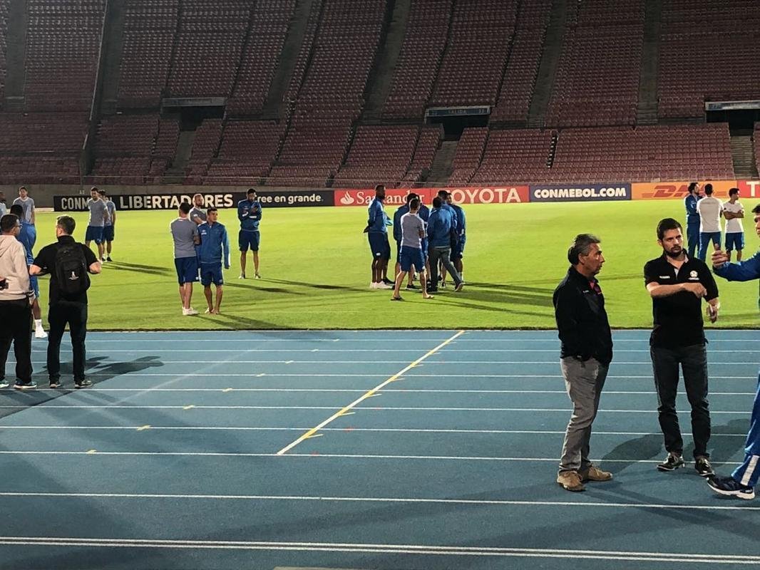 Na vspera de jogo contra a Universidad de Chile, pela Copa Libertadores, elenco do Cruzeiro fez reconhecimento de gramado do Estdio Nacional, em Santiago (Lauro Lopes/TV Alterosa)