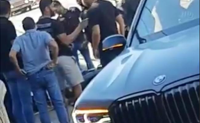 Muitas pessoas se aproximaram para ver o acidente