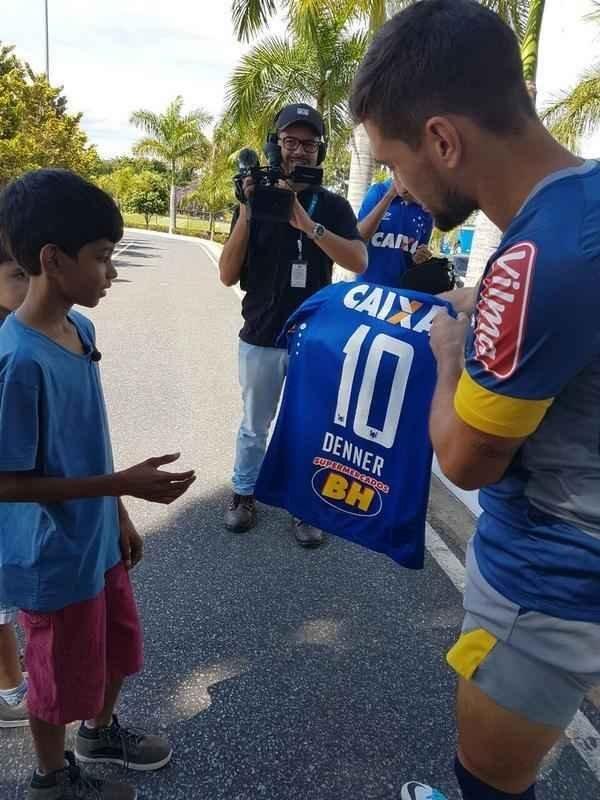 Arrascaeta personalizou uma camisa 10 com o nome de Denner