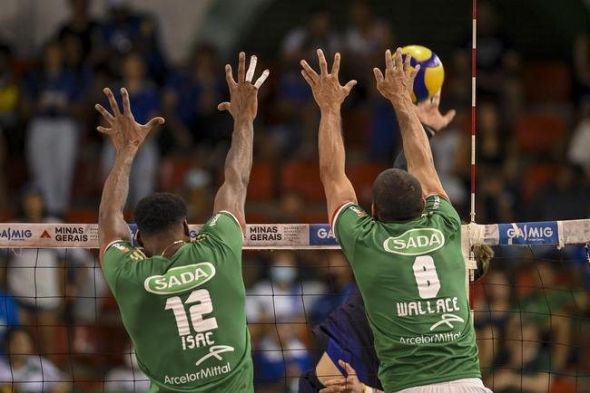 Cruzeiro se garantiu na decis�o do Sul-Americano de V�lei ao bater os argentinos do Policial Voley por 3 sets a 0, neste s�bado (5), no Gin�sio do Riacho, em Contagem. As parciais foram de 25/20, 29/27 e 25/16