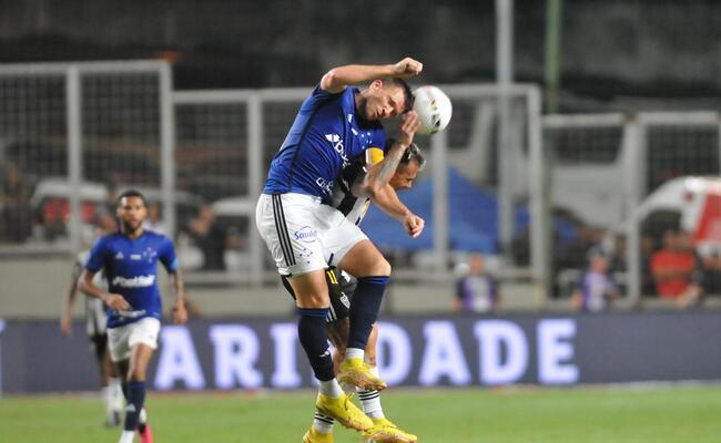 Eduardo Brock, zagueiro do Cruzeiro, em disputa com Eduardo Vargas, do Atltico