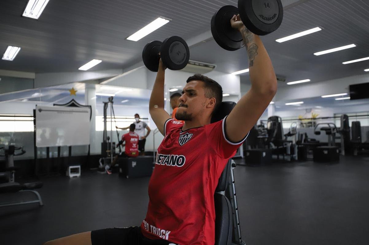 Nesta tera-feira (18), o Atltico realizou o segundo dia de trabalhos na pr-temporada 2022. Novamente com trabalhos fsicos, os atletas fizeram atividades na academia e tambm de corrida nos campos da Cidade do Galo, em Vespasiano. Ausncia, o atacante Jefferson Savarino busca solucionar burocracias para retornar da Venezuela e se juntar ao grupo alvinegro.