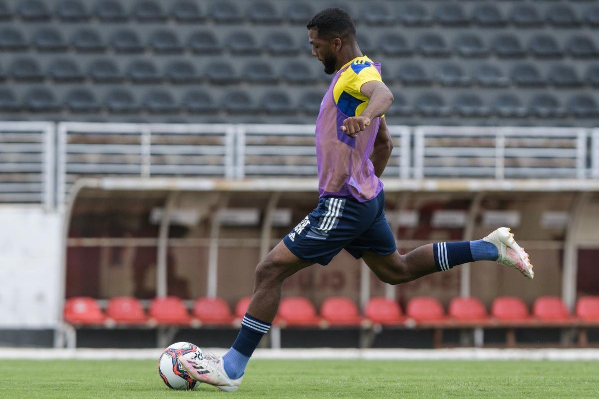 Fotos do treino do Cruzeiro no estdio Melo, em Varginha, na manh deste sbado (03/04)