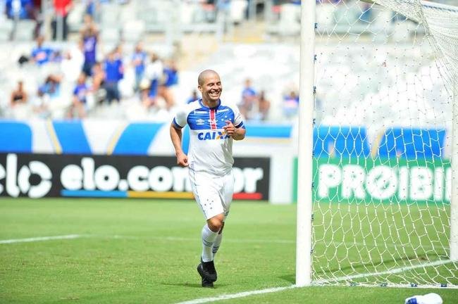 Cruzeiro: time campeo da Trplice Coroa de 2003 venceu equipe de masters por 2 a 1, neste domingo, em jogo festivo realizado no Mineiro