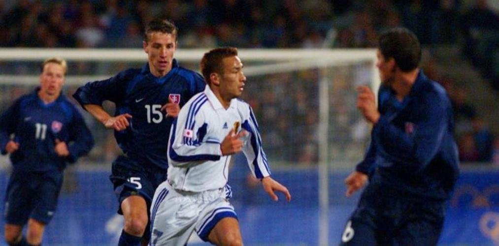 Meia japons Hidetoshi Nakata foi eliminado nas quartas de final em Sydney-2000 pelos Estados Unidos
