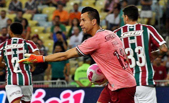 Diniz saiu em defesa de Fbio aps empate do Fluminense