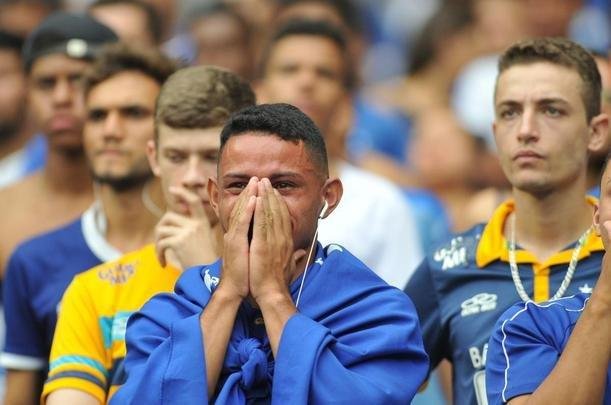 Torcedores choram no Mineiro com derrota e rebaixamento do Cruzeiro