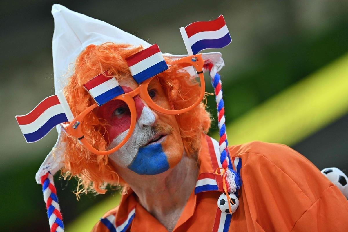 Fotos dos torcedores de Senegal e Holanda durante jogo pelo Grupo A da Copa do Mundo.
