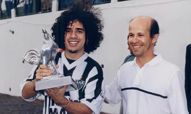 O cantor e compositor Wilson Sideral  outro famoso torcedor do Atltico. Tambm j recebeu o 