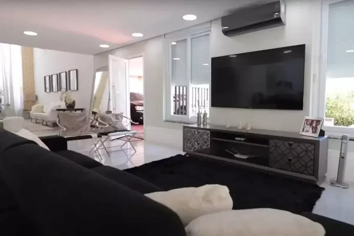 Imagens da manso em So Paulo que est  venda pelo atacante Luiz Adriano, do Internacional