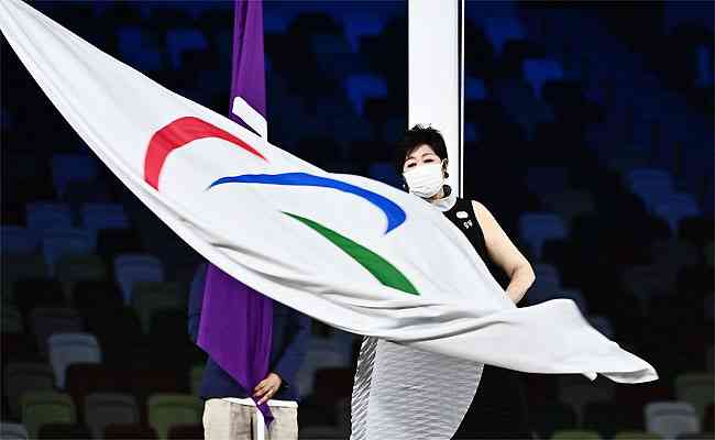 Governadora de Tquio, Yuriko Koike, segura bandeira dos Jogos Paralmpicos na cerimna de encerramento