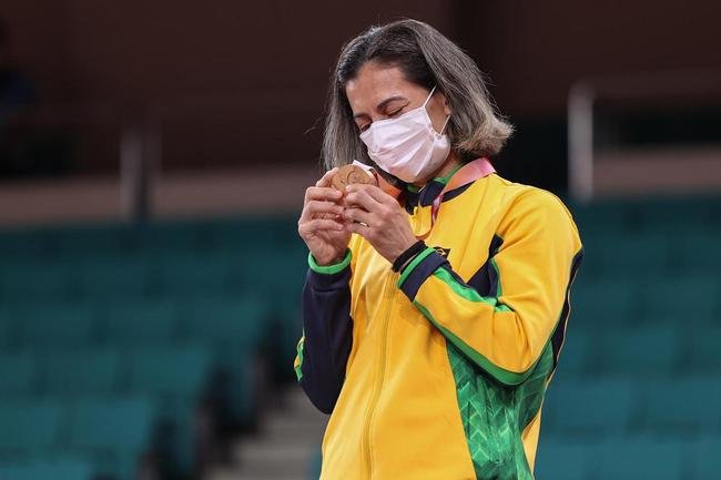 Lcia Arajo faturou bronze no jud na categoria 57kg na Paralimpada em Tquio
