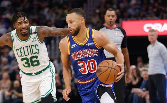 Marcus Smart, armador do Boston Celtics, será o responsável por marcar Stephen Curry, armador do Golden State Warriors e especialista em cestas de três pontos