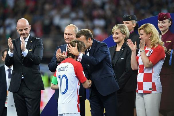 Presidente francês Emmanuel Macron vibra muito com o título francês e depois ainda entrega medalhas e troféu aos campeões; já a presidente croata Kolinda Grabar-Kitarovic deu show de simpatia mesmo com o vice