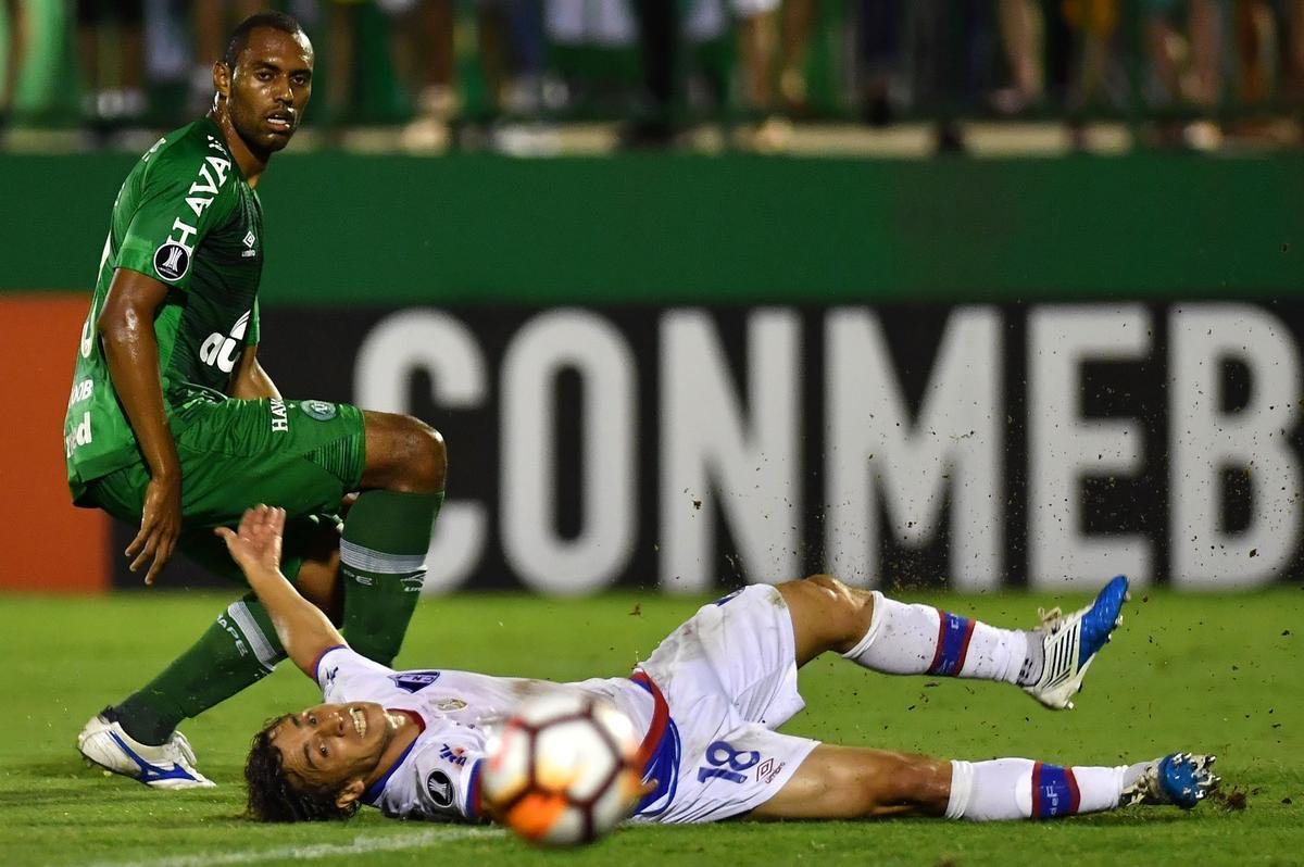 Camisa utilizada pela Chapecoense contra o Nacional, do Uruguai, pelos playoffs, tem patch da Libertadores no ombro direito, conforme regulamento