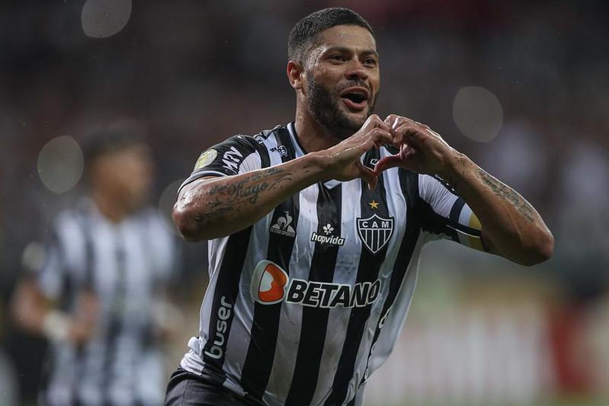 Hulk marcou os dois gols da vitria do Galo por 2 a 0: um de pnalti e outro em lindo chute no ngulo
