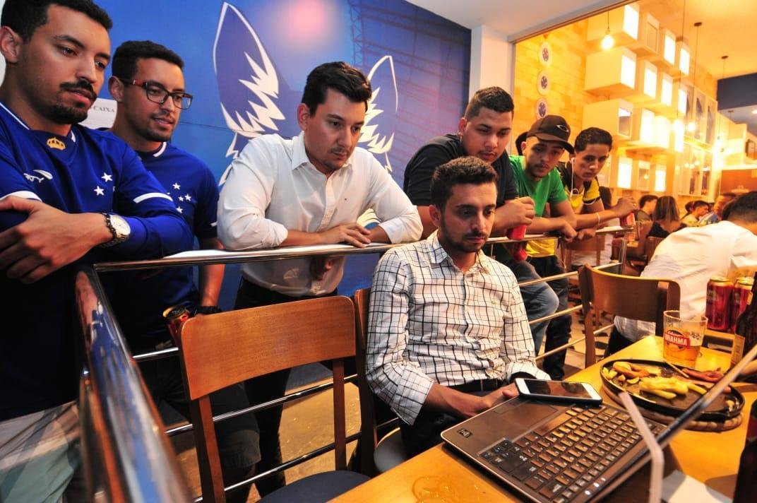 Em bares de Belo Horizonte, torcedores do Cruzeiro tiveram que recorrer a celulares e notebooks para assistir ao duelo com o Huracn, pela Copa Libertadores, via Facebook. Transmisses com o tradicional telo oferecidas por alguns estabelecimentos travaram muito e at foram tiradas do ar. Na verso mobile, resultado foi melhor. No bar Confraria Celeste, cruzeirenses recorreram a um notebook.