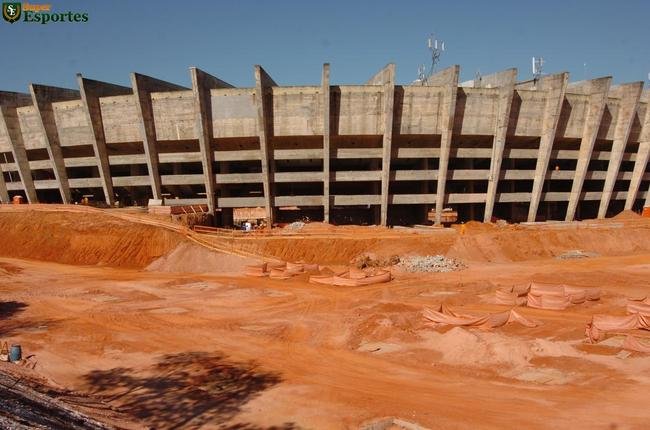 29/07/2011 - Avano no corte de rvores e demolio do velho estacionamento externo