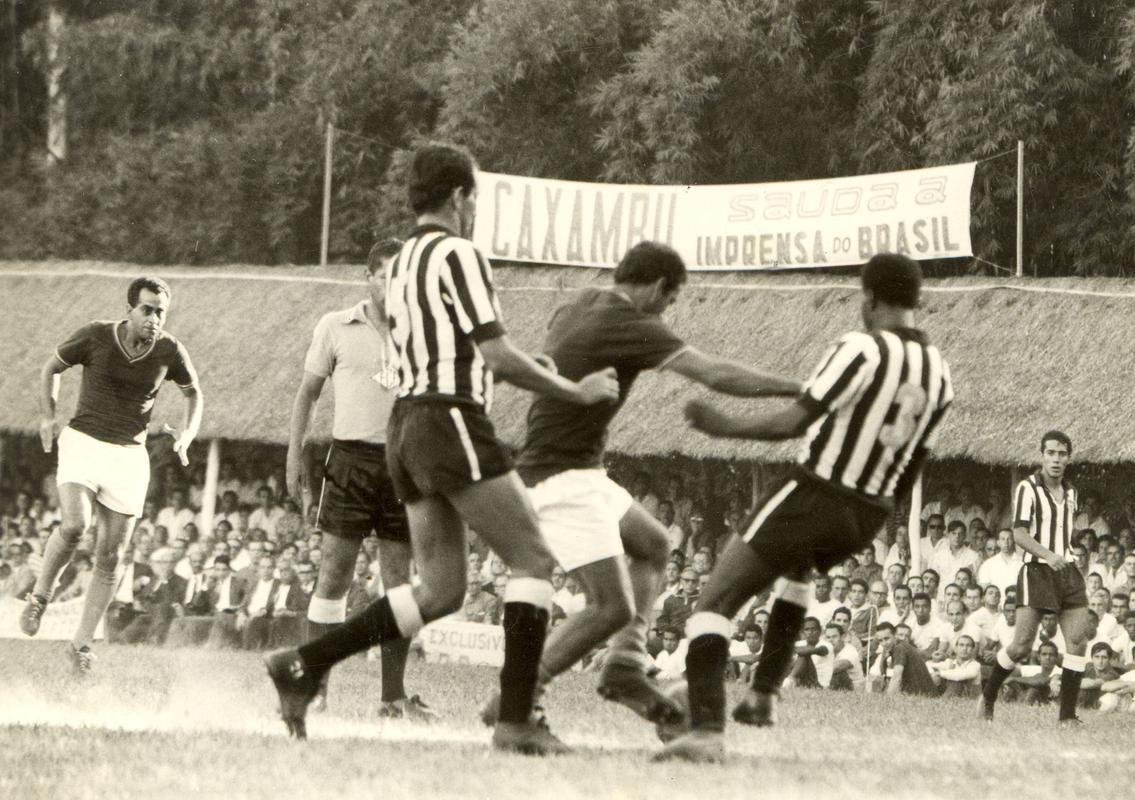 7 - Gradim (1966): 73,6% de aproveitamento em 24 jogos (16 vitrias, cinco empates e trs derrotas) - Foto do time de 1966 em amistoso com a Seleo Brasileira