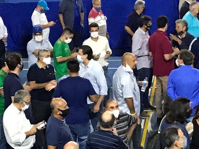 Conselheiros e associados do Cruzeiro durante votao de mudana do Estatuto do clube. Assembleia geral autorizou venda de at 90% das aes da SAF para investidores. Houve festa dos cruzeirenses no Parque Esportivo do Barro Preto, em BH, devido  possibilidade de chegada de recursos para tornar o futebol mais competitivo a partir de 2022.