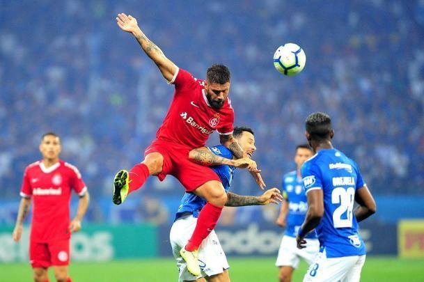 Fotos do primeiro tempo do duelo entre Cruzeiro e Internacional, no Mineiro, pela semifinal da Copa do Brasil