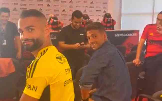 Venê Casagrande foi constrangido por Diego Ribas enquanto entrevistava Thiago Maia no CT do Flamengo