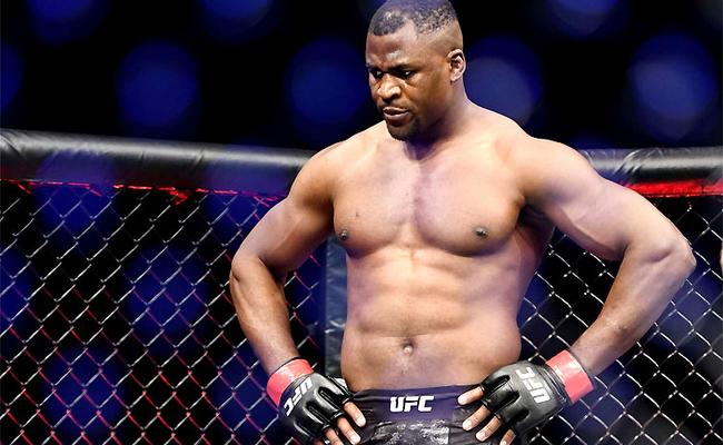 Francis Ngannou, campeão dos pesos-pesados, ironizou marcação de luta pelo título interino no UFC