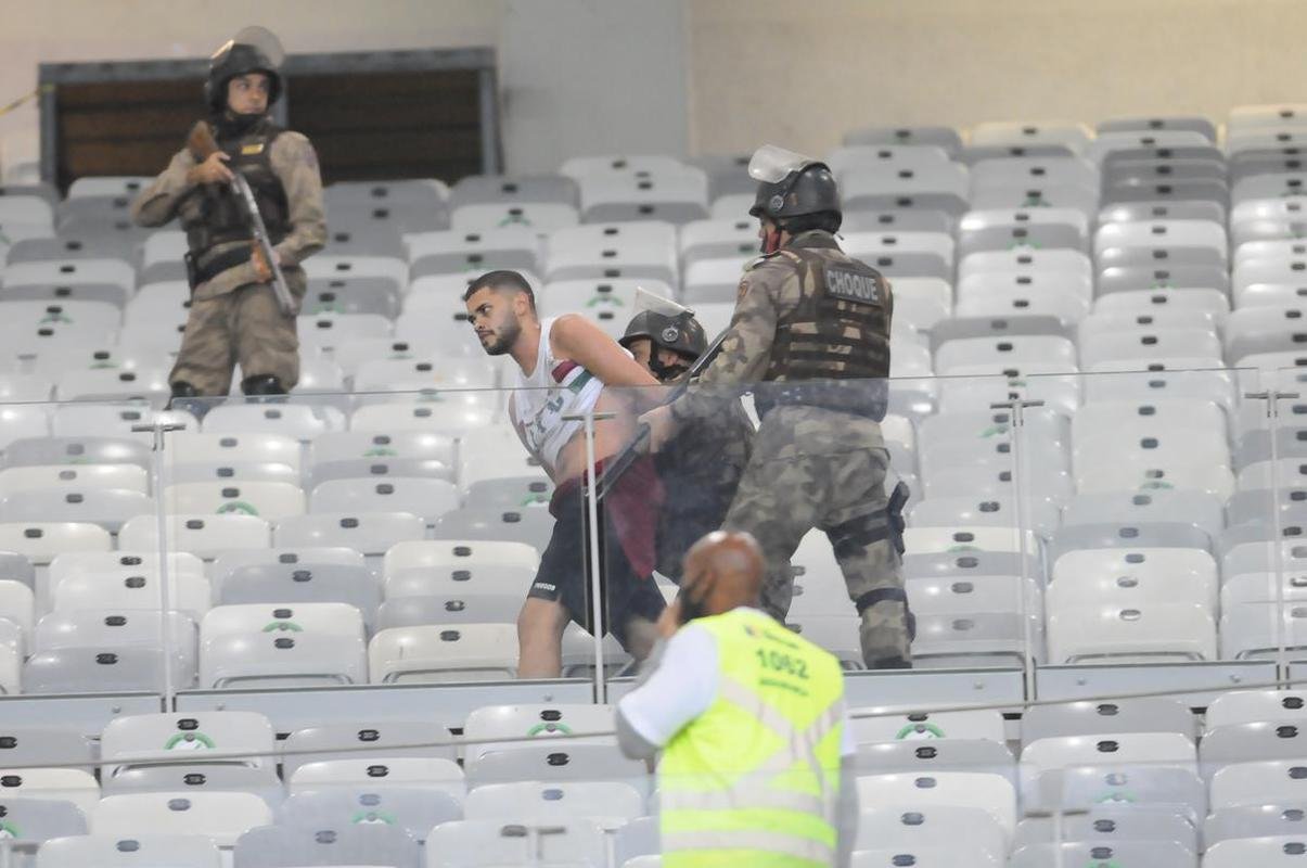 Briga entre torcedores do Cruzeiro e do Fluminense, no Mineiro, antes de jogo pelas oitavas de final da Copa do Brasil. Atrito foi na divisria, no anel superior do estdio