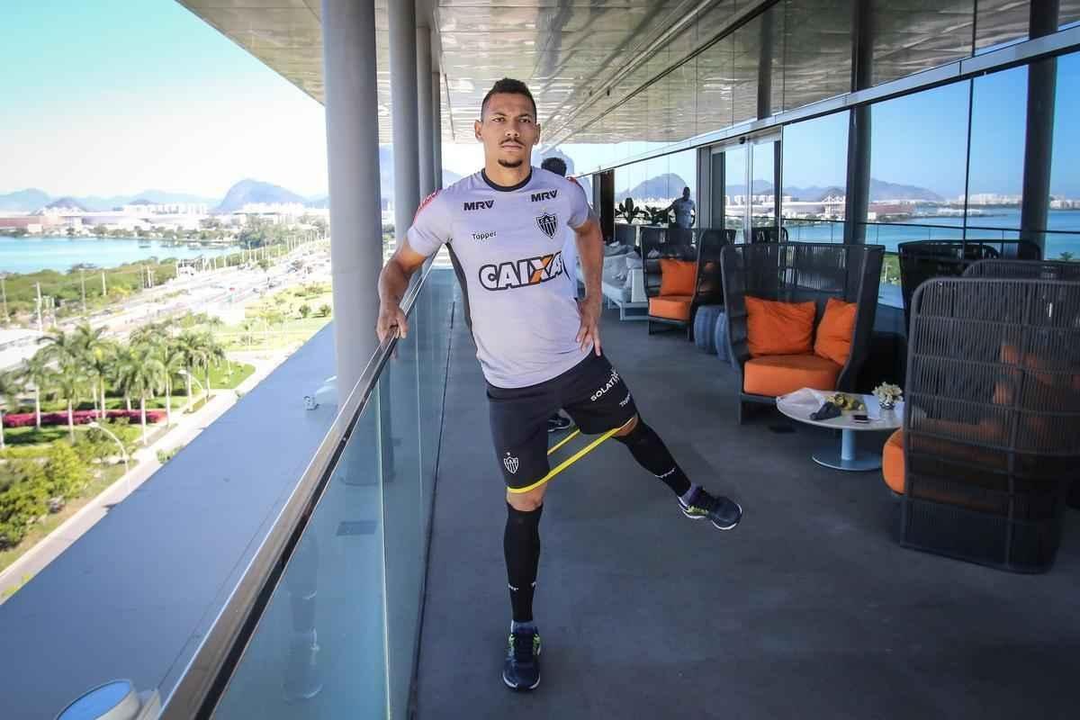 Sem tempo para lamentar os pontos deixados para trs no Rio de Janeiro, nesta segunda-feira, o Atltico fez seu primeiro treino na preparao visando o confronto contra o Santos pela 13 rodada do Campeonato Brasileiro. Ainda na capital fluminense, os jogadores do Galo tiveram uma atividade regenerativa na academia do hotel em que a delegao alvinegra ficou hospedada. O grupo atleticano chega a Belo Horizonte no fim desta tarde e, na tera, faz o ltimo treino antes do duelo contra o Peixe, s 19h30 de quarta, no Independncia.