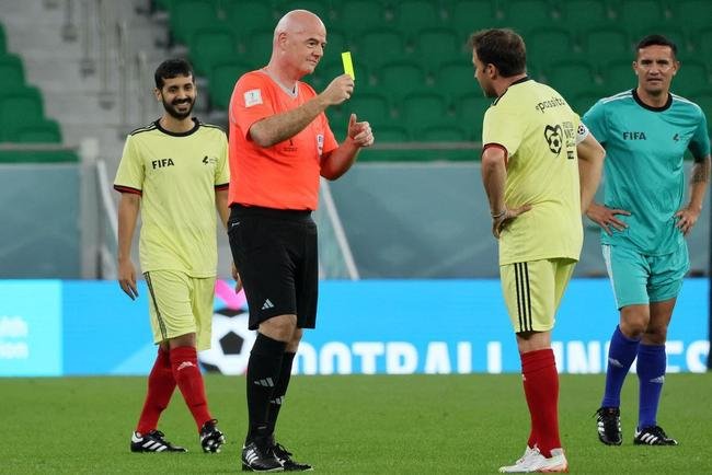 Jogo festivo entre lendas das Copas do Mundo reuniu �dolos do futebol como Materazzi, Essien, Michel Salgado, Seedorf, Jorge Campos, Terry, Del Piero, Vieri, Makelele, Deco, Zanetti, Batistuta, Mario Kempes, Cafu e Roberto Carlos no Est�dio Al Thumama e teve presidente da Fifa Gianni Infantino como �rbitro